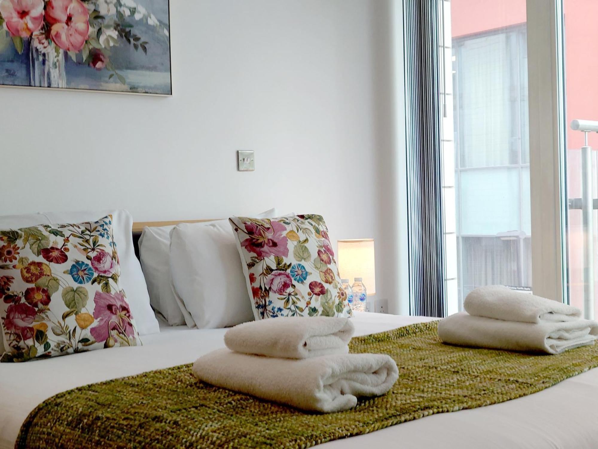 Fully Serviced Two Bed Apartment By Excel & O2 Лондон Экстерьер фото